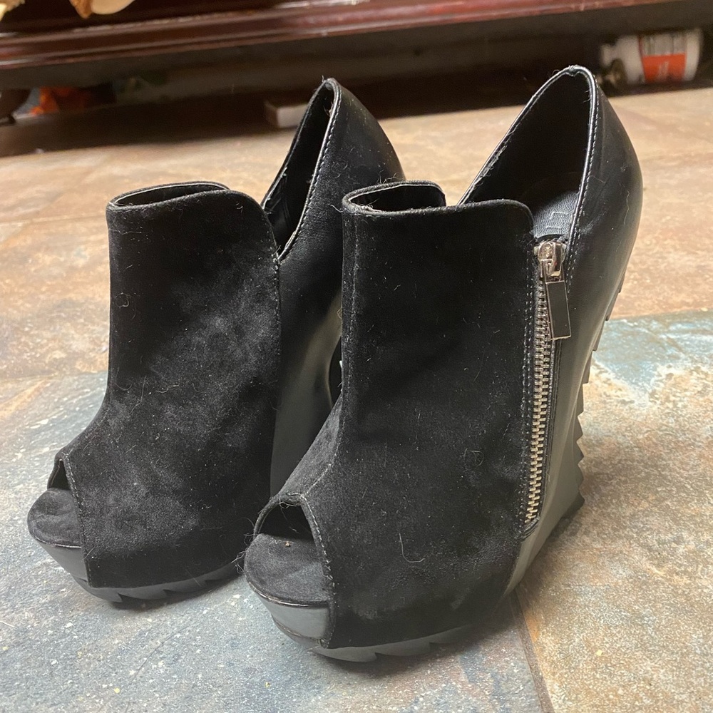 Heelless Black Velvet Faux Leather Wedge Booties - Picture 3 of 13